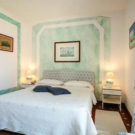 Stefania Boutique By The 4*